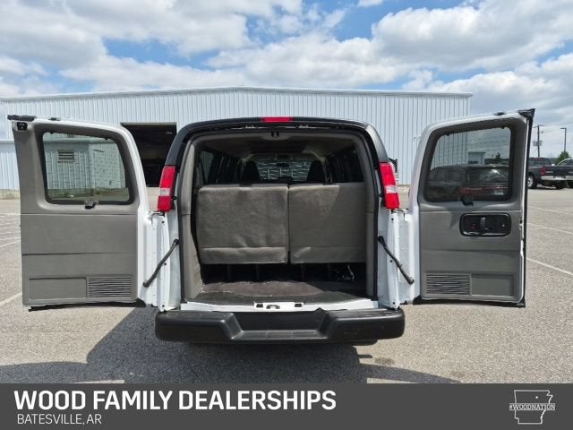 2025 Chevrolet Express Passenger 1LS