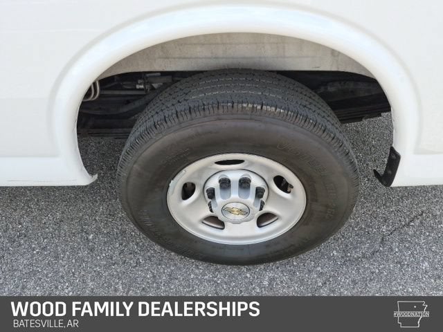 2025 Chevrolet Express Passenger 1LS