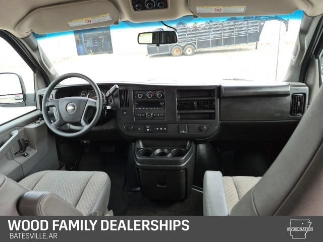 2025 Chevrolet Express Passenger 1LS