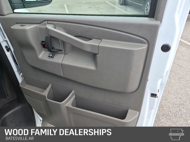 2025 Chevrolet Express Passenger 1LS