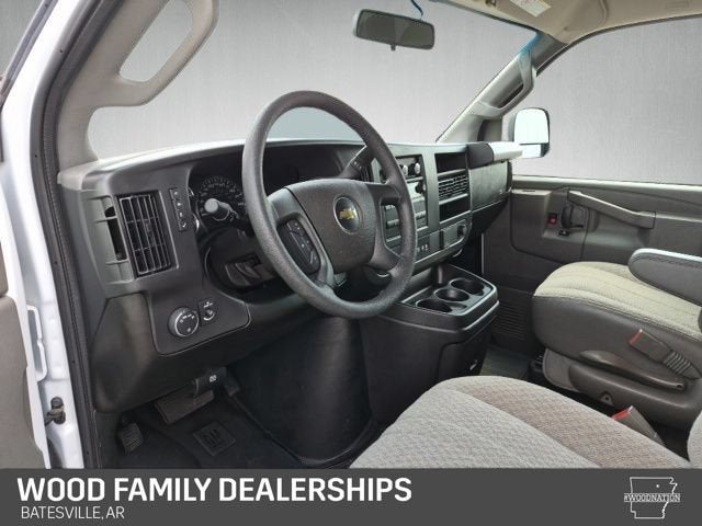 2025 Chevrolet Express Passenger 1LS