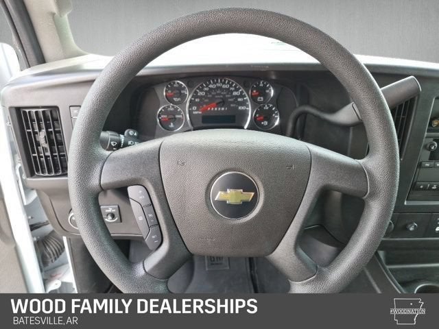 2025 Chevrolet Express Passenger 1LS