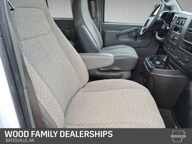 2025 Chevrolet Express Passenger 1LS