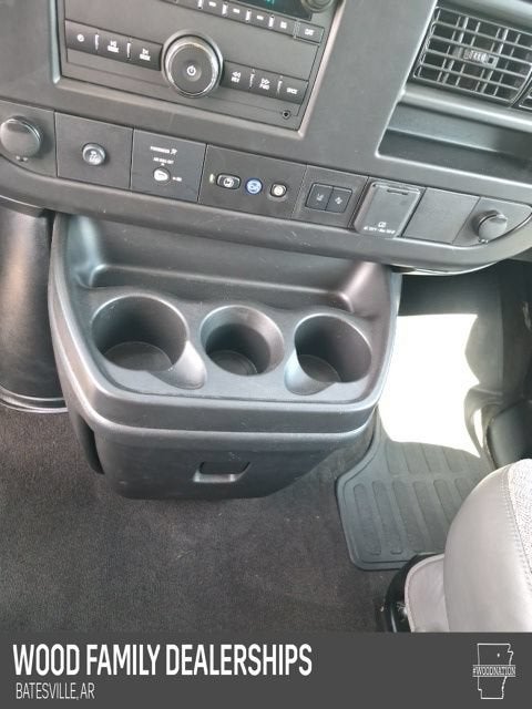 2025 Chevrolet Express Passenger 1LT
