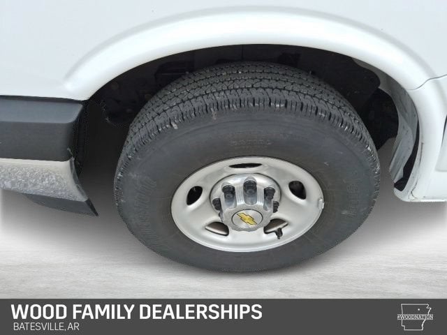 2025 Chevrolet Express Passenger 1LT