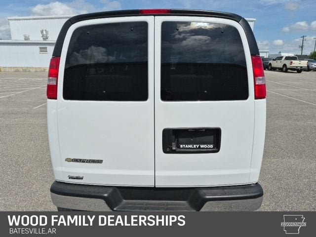 2025 Chevrolet Express Passenger 1LT