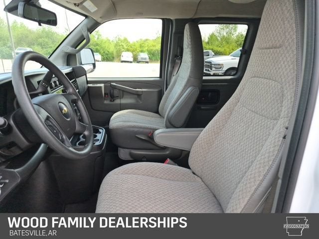 2025 Chevrolet Express Passenger 1LT