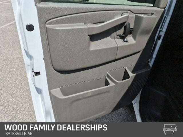 2025 Chevrolet Express Passenger 1LT