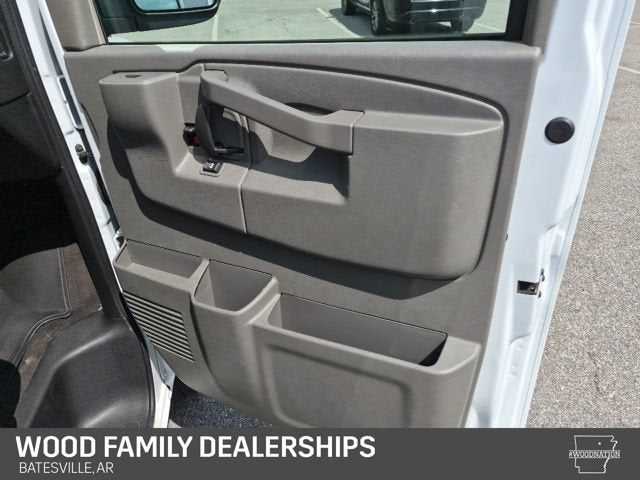 2025 Chevrolet Express Passenger 1LT