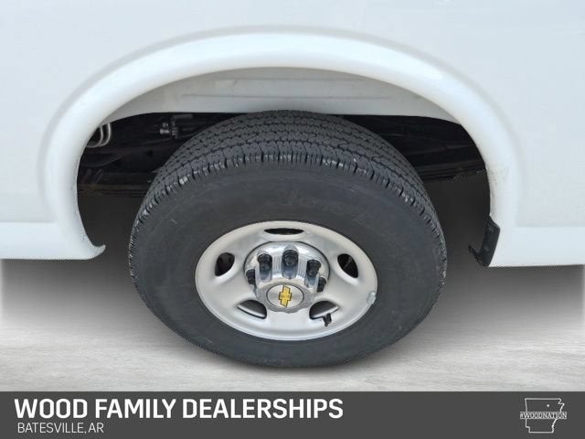 2025 Chevrolet Express Passenger 1LT