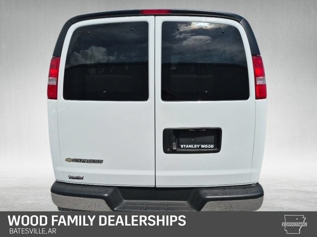 2025 Chevrolet Express Passenger 1LT