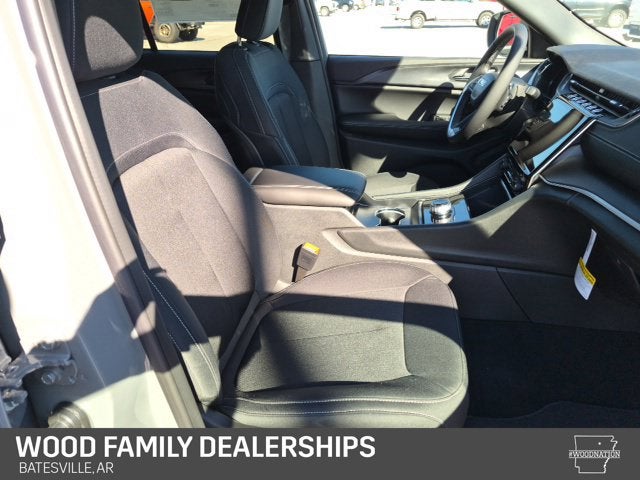 2027 Jeep Grand Cherokee GRAND CHEROKEE LAREDO 4X4