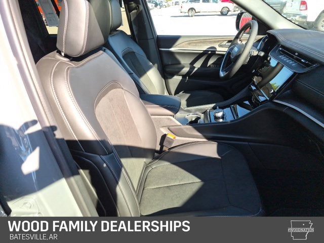 2027 Jeep Grand Cherokee GRAND CHEROKEE LAREDO ALTITUDE 4X4